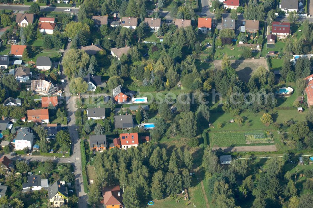 Aerial photograph Berlin - Blick auf Einfamilienhäuser zwischen Schönerlinder Weg, Alt-Karow, Bahnhofstraße und Hubertusdamm in Berlin-Karow.