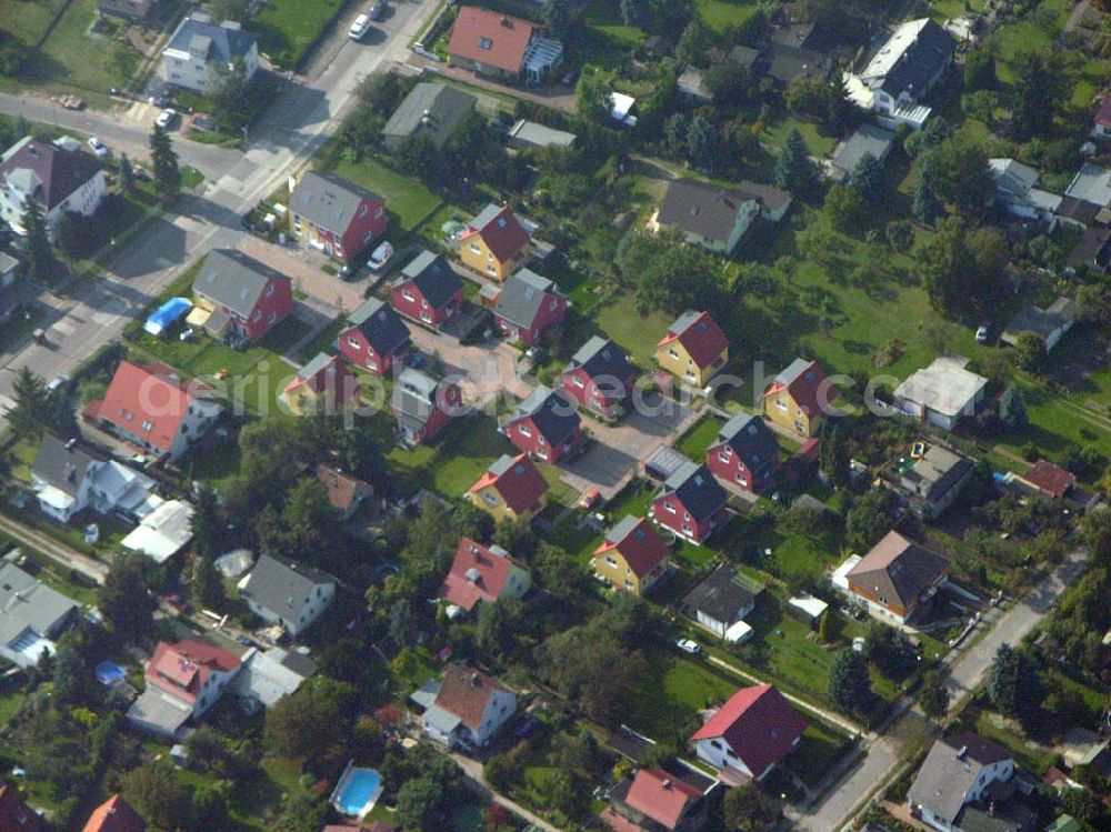 Aerial photograph Berlin-Kaulsdorf - 05.10.2005 Berlin-Kaulsdorf Wohnsiedlung-Neubau der PREMIER-Deutschland GmbH, an der Heerstraße 19 Kaulsdorfer Garten in Berlin Kaulsdorf