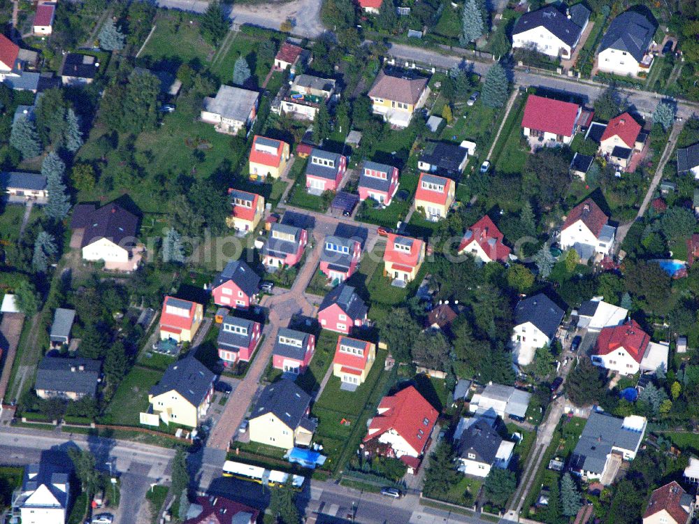 Aerial photograph Berlin-Kaulsdorf - 05.10.2005 Berlin-Kaulsdorf Wohnsiedlung-Neubau der PREMIER-Deutschland GmbH, an der Heerstraße 19 Kaulsdorfer Garten in Berlin Kaulsdorf