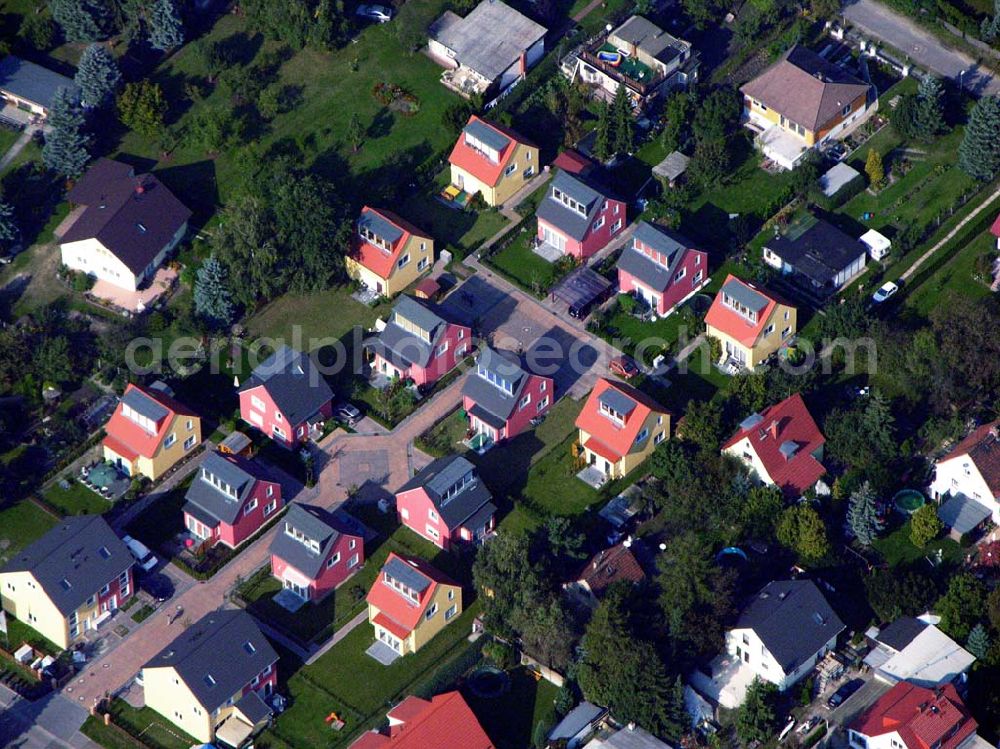 Berlin-Kaulsdorf from the bird's eye view: 05.10.2005 Berlin-Kaulsdorf Wohnsiedlung-Neubau der PREMIER-Deutschland GmbH, an der Heerstraße 19 Kaulsdorfer Garten in Berlin Kaulsdorf