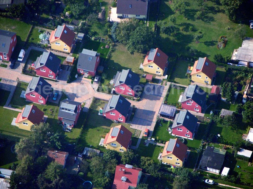 Aerial photograph Berlin-Kaulsdorf - 05.10.2005 Berlin-Kaulsdorf Wohnsiedlung-Neubau der PREMIER-Deutschland GmbH, an der Heerstraße 19 Kaulsdorfer Garten in Berlin Kaulsdorf