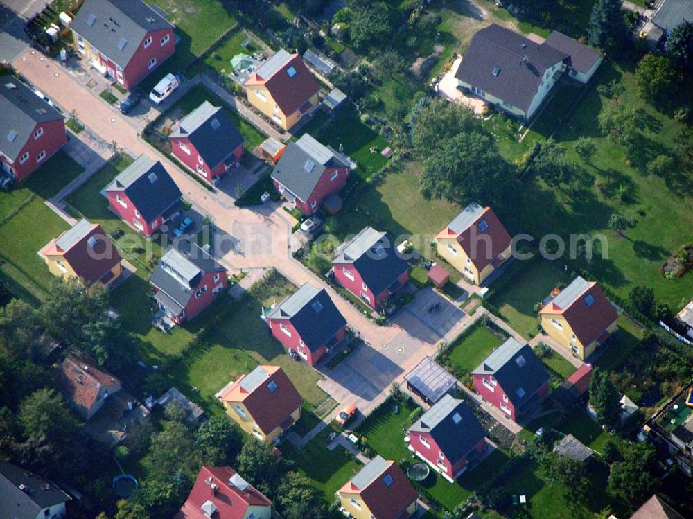 Berlin-Kaulsdorf from above - 05.10.2005 Berlin-Kaulsdorf Wohnsiedlung-Neubau der PREMIER-Deutschland GmbH, an der Heerstraße 19 Kaulsdorfer Garten in Berlin Kaulsdorf