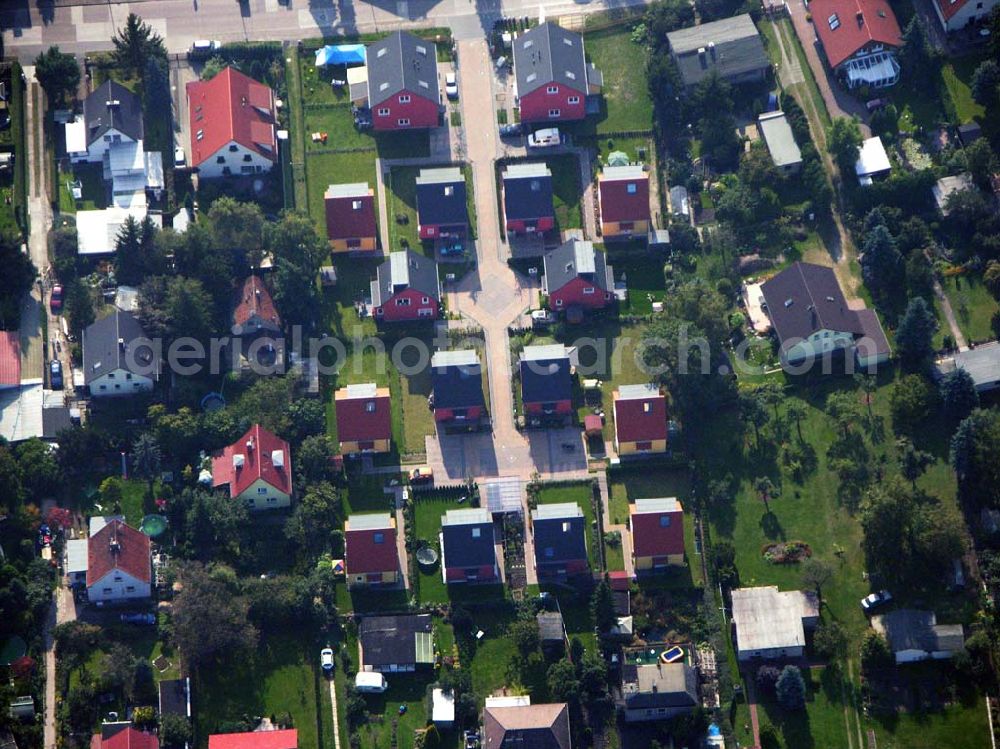 Berlin-Kaulsdorf from the bird's eye view: 05.10.2005 Berlin-Kaulsdorf Wohnsiedlung-Neubau der PREMIER-Deutschland GmbH, an der Heerstraße 19 Kaulsdorfer Garten in Berlin Kaulsdorf