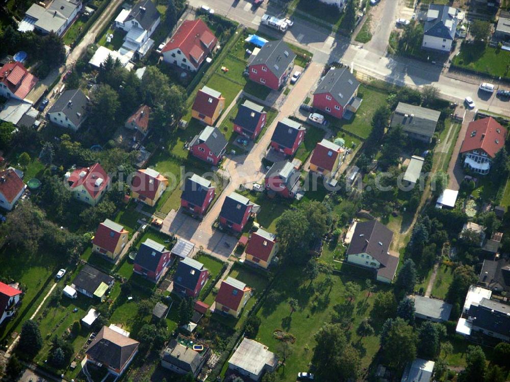 Aerial image Berlin-Kaulsdorf - 05.10.2005 Berlin-Kaulsdorf Wohnsiedlung-Neubau der PREMIER-Deutschland GmbH, an der Heerstraße 19 Kaulsdorfer Garten in Berlin Kaulsdorf