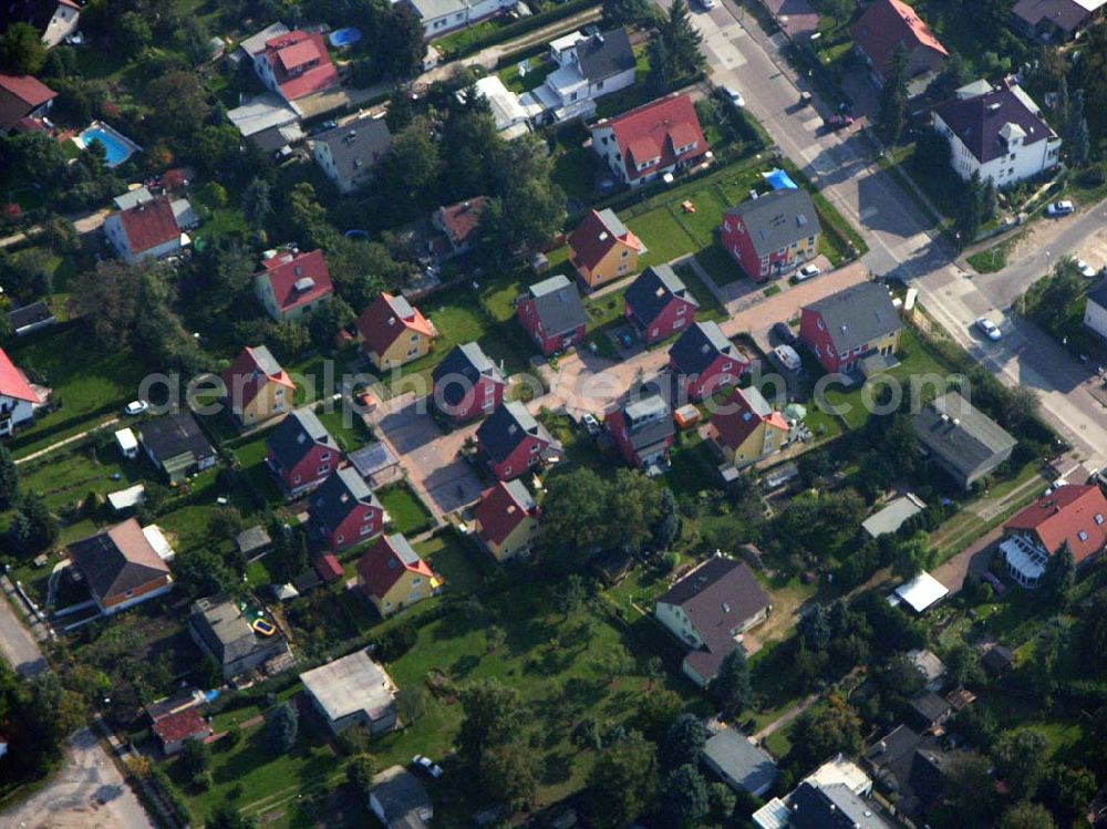 Aerial photograph Berlin-Kaulsdorf - 05.10.2005 Berlin-Kaulsdorf Wohnsiedlung-Neubau der PREMIER-Deutschland GmbH, an der Heerstraße 19 Kaulsdorfer Garten in Berlin Kaulsdorf