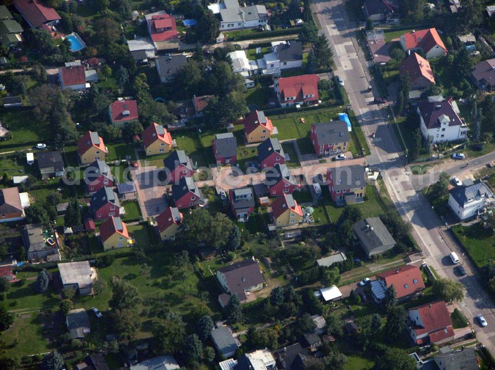 Berlin-Kaulsdorf from above - 05.10.2005 Berlin-Kaulsdorf Wohnsiedlung-Neubau der PREMIER-Deutschland GmbH, an der Heerstraße 19 Kaulsdorfer Garten in Berlin Kaulsdorf