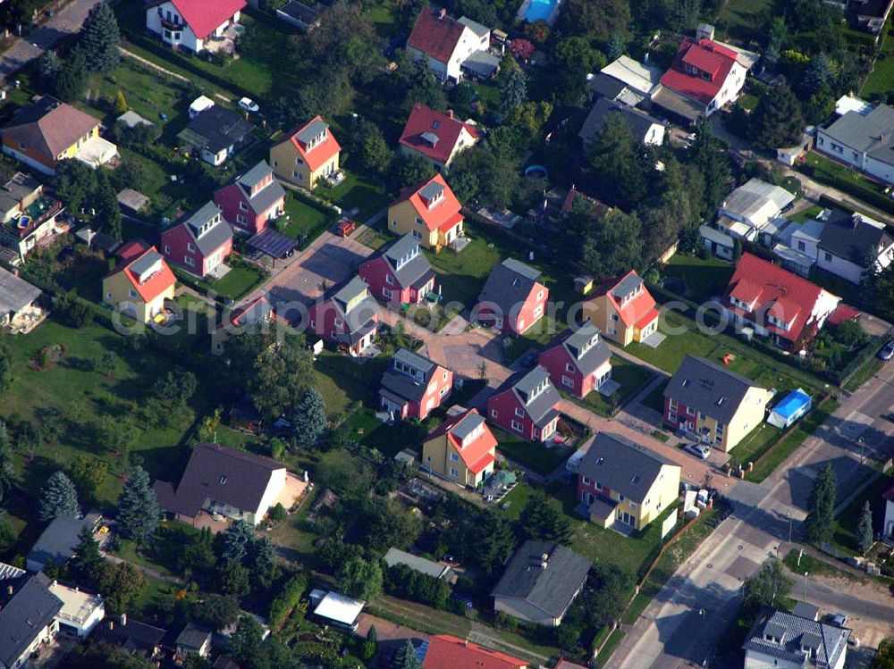 Aerial photograph Berlin-Kaulsdorf - 05.10.2005 Berlin-Kaulsdorf Wohnsiedlung-Neubau der PREMIER-Deutschland GmbH, an der Heerstraße 19 Kaulsdorfer Garten in Berlin Kaulsdorf