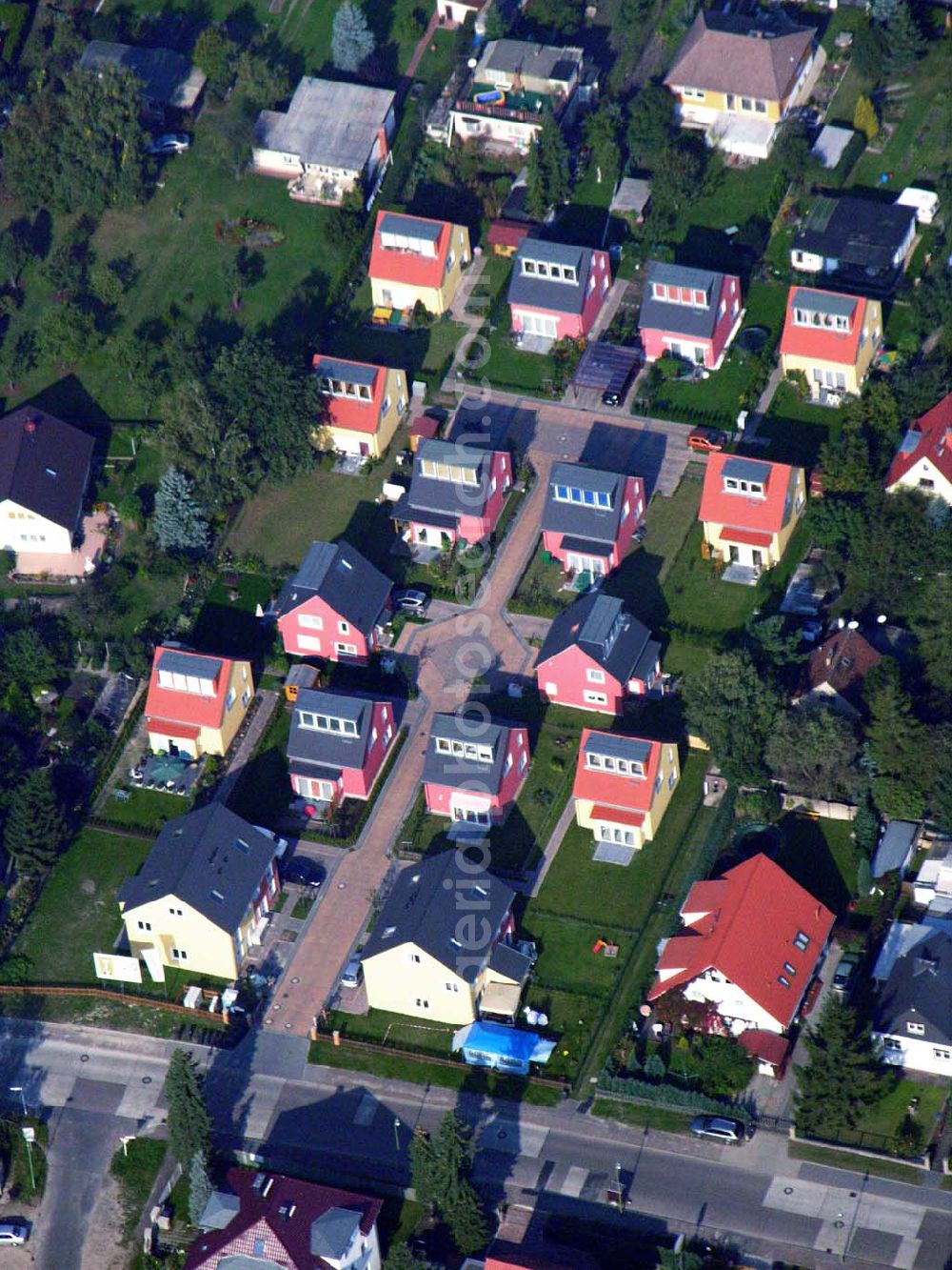 Aerial image Berlin-Kaulsdorf - 05.10.2005 Berlin-Kaulsdorf Wohnsiedlung-Neubau der PREMIER-Deutschland GmbH, an der Heerstraße 19 Kaulsdorfer Garten in Berlin Kaulsdorf