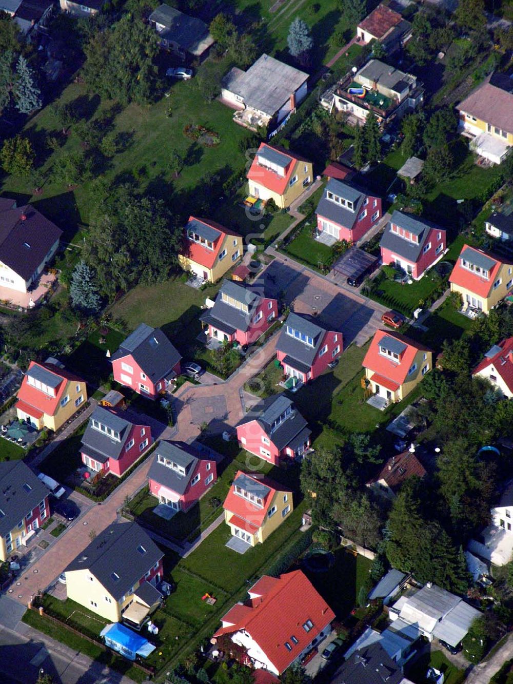 Aerial photograph Berlin-Kaulsdorf - 05.10.2005 Berlin-Kaulsdorf Wohnsiedlung-Neubau der PREMIER-Deutschland GmbH, an der Heerstraße 19 Kaulsdorfer Garten in Berlin Kaulsdorf