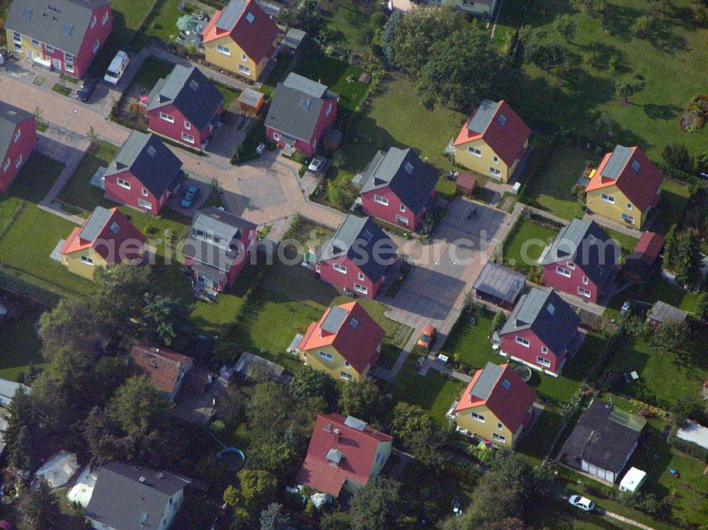 Aerial image Berlin-Kaulsdorf - 05.10.2005 Berlin-Kaulsdorf Wohnsiedlung-Neubau der PREMIER-Deutschland GmbH, an der Heerstraße 19 Kaulsdorfer Garten in Berlin Kaulsdorf