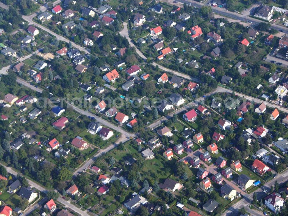 Berlin-Kaulsdorf from the bird's eye view: 05.10.2005 Berlin-Kaulsdorf Wohnsiedlung-Neubau der PREMIER-Deutschland GmbH, an der Heerstraße 19 Kaulsdorfer Garten in Berlin Kaulsdorf