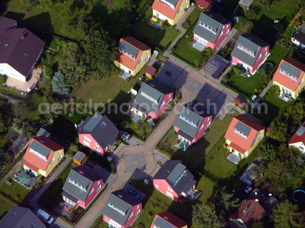 Berlin-Kaulsdorf from above - 05.10.2005 Berlin-Kaulsdorf Wohnsiedlung-Neubau der PREMIER-Deutschland GmbH, an der Heerstraße 19 Kaulsdorfer Garten in Berlin Kaulsdorf