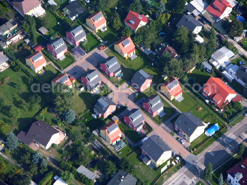 Berlin-Kaulsdorf from the bird's eye view: 05.10.2005 Berlin-Kaulsdorf Wohnsiedlung-Neubau der PREMIER-Deutschland GmbH, an der Heerstraße 19 Kaulsdorfer Garten in Berlin Kaulsdorf