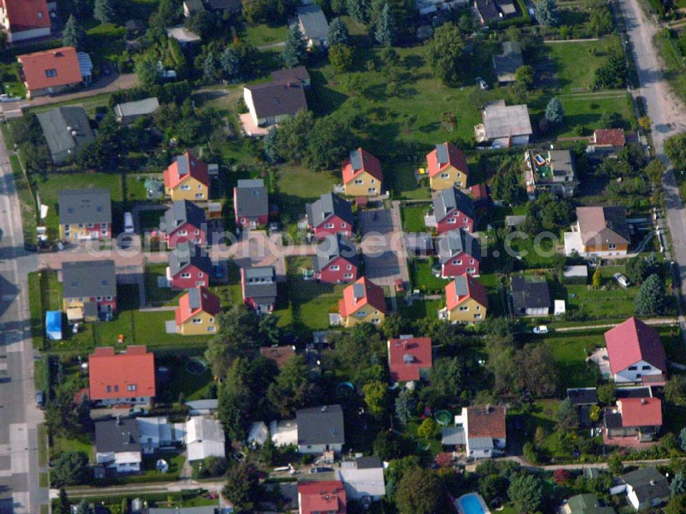 Berlin-Kaulsdorf from the bird's eye view: 05.10.2005 Berlin-Kaulsdorf Wohnsiedlung-Neubau der PREMIER-Deutschland GmbH, an der Heerstraße 19 Kaulsdorfer Garten in Berlin Kaulsdorf