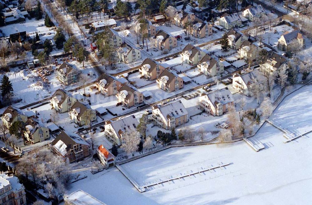 Aerial photograph Zeuthen / Brandenburg - Wohnsiedlung der EDR GmbH auf dem Gelände des ehem. DDR-Diplomatenclubs am Zeuthener See.