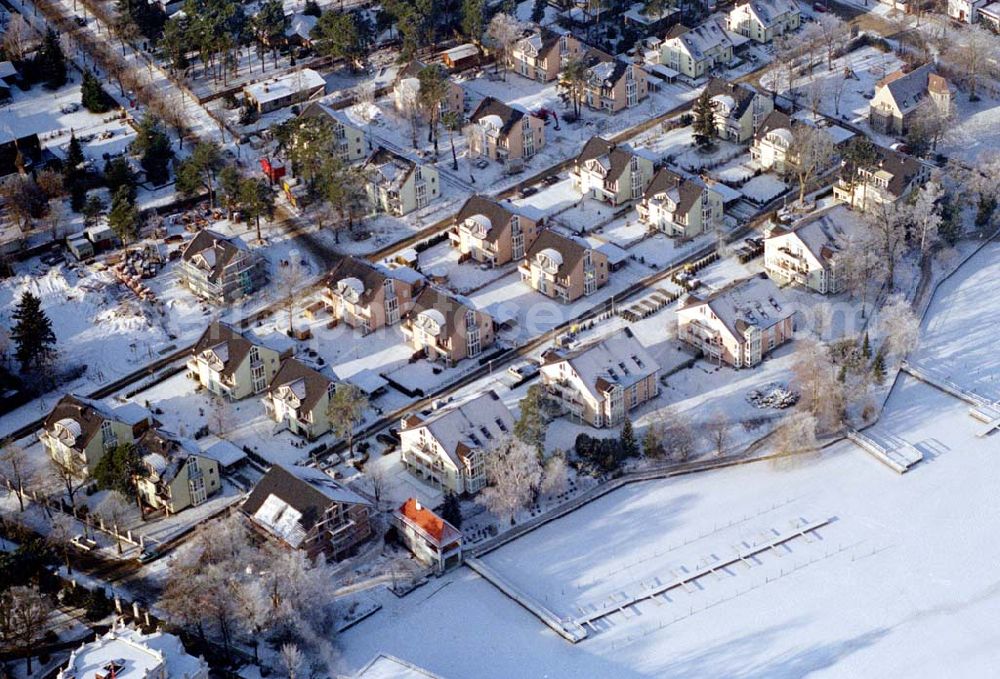 Zeuthen / Brandenburg from above - Wohnsiedlung der EDR GmbH auf dem Gelände des ehem. DDR-Diplomatenclubs am Zeuthener See.