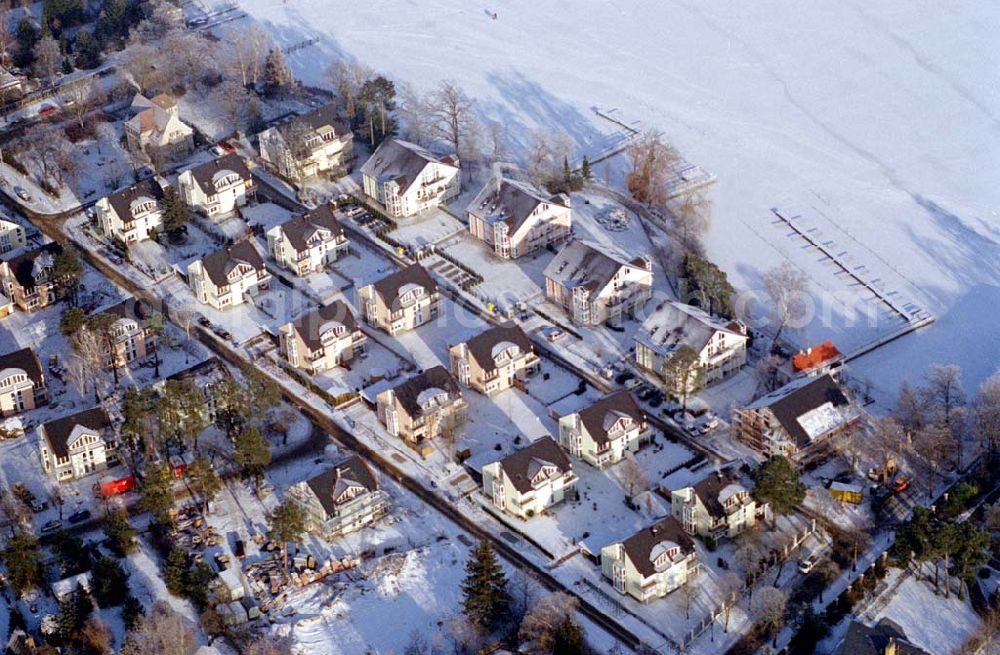 Zeuthen / Brandenburg from above - Wohnsiedlung der EDR GmbH auf dem Gelände des ehem. DDR-Diplomatenclubs am Zeuthener See.