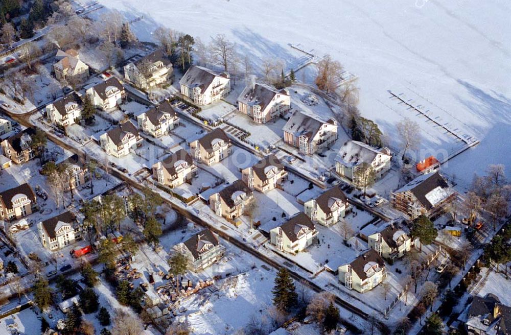 Zeuthen / Brandenburg from the bird's eye view: Wohnsiedlung der EDR GmbH auf dem Gelände des ehem. DDR-Diplomatenclubs am Zeuthener See.