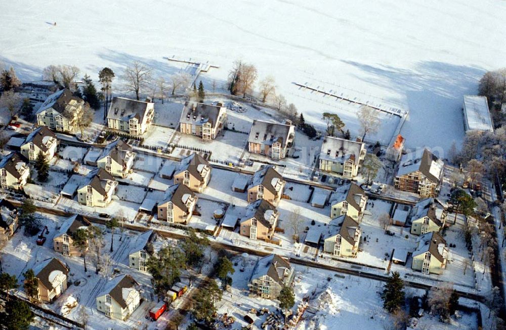 Aerial photograph Zeuthen / Brandenburg - Wohnsiedlung der EDR GmbH auf dem Gelände des ehem. DDR-Diplomatenclubs am Zeuthener See.