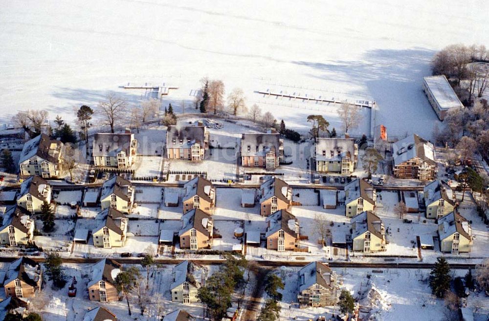 Zeuthen / Brandenburg from above - Wohnsiedlung der EDR GmbH auf dem Gelände des ehem. DDR-Diplomatenclubs am Zeuthener See.