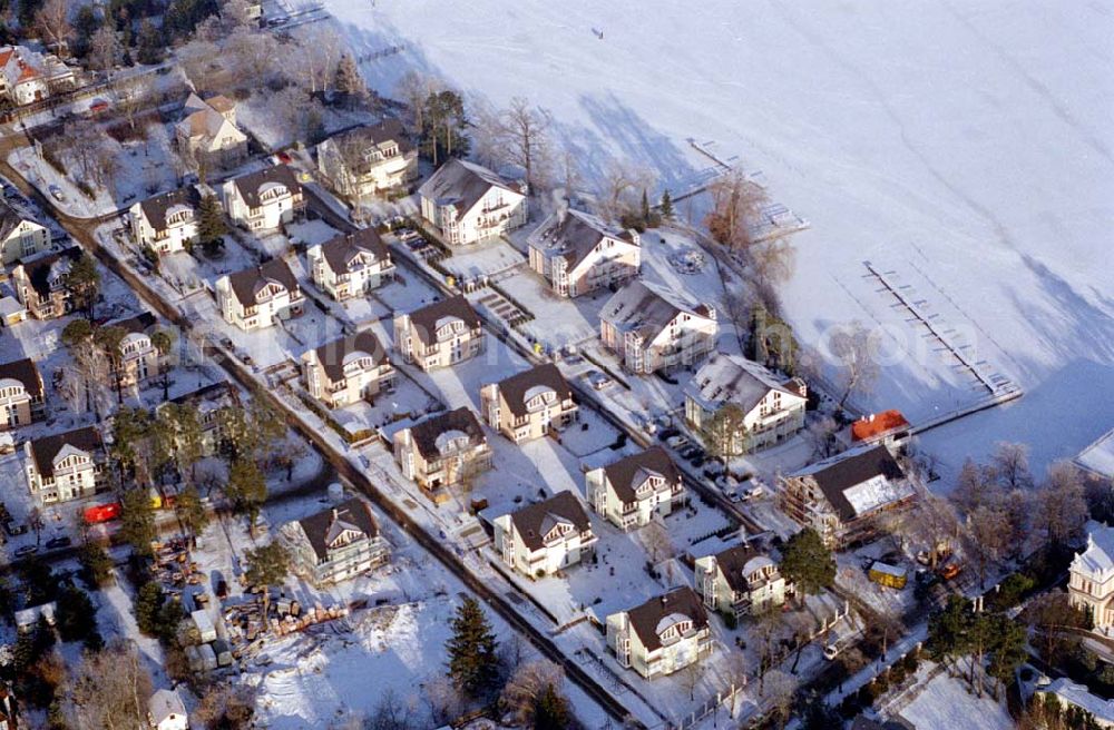 Zeuthen / Brandenburg from the bird's eye view: Wohnsiedlung der EDR GmbH auf dem Gelände des ehem. DDR-Diplomatenclubs am Zeuthener See.