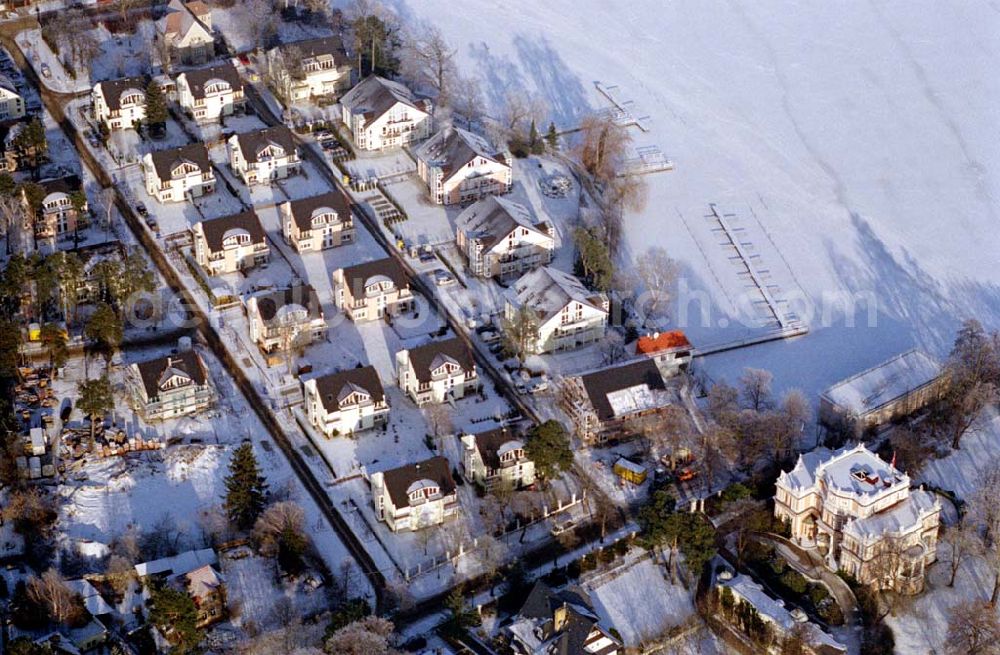 Aerial photograph Zeuthen / Brandenburg - Wohnsiedlung der EDR GmbH auf dem Gelände des ehem. DDR-Diplomatenclubs am Zeuthener See.