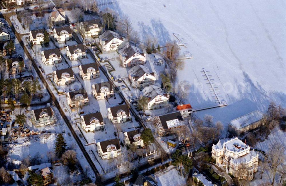 Zeuthen / Brandenburg from above - Wohnsiedlung der EDR GmbH auf dem Gelände des ehem. DDR-Diplomatenclubs am Zeuthener See.