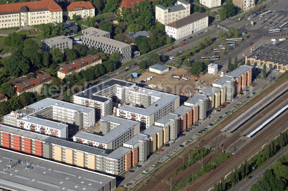 Aerial photograph 04.06.2010 - Blick auf eine Wohnsiedlung auf dem ehemaligen Gelände des Reichsbahnausbesserungswerkes (RAW) am Potsdamer Hauptbahnhof, Teltower Vorstadt. Auf dem RAW-Areal entstanden durch die Unternehmensgruppe Semmelhaack 639 Wohnungen und die beiden Straßen „Zum Wasserturm“ und „Altes Bahnwerk“. View of a housing complex on the former site of railroad repair shop (RAW) at Potsdam Hauptbahnhof. The group Semmelhaack erected 639 apartments and the two streets on the former RAW-area.