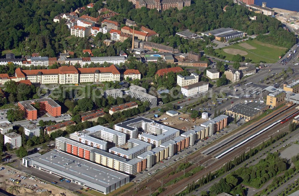 04.06.2010 from above - Blick auf eine Wohnsiedlung auf dem ehemaligen Gelände des Reichsbahnausbesserungswerkes (RAW) am Potsdamer Hauptbahnhof, Teltower Vorstadt. Auf dem RAW-Areal entstanden durch die Unternehmensgruppe Semmelhaack 639 Wohnungen und die beiden Straßen „Zum Wasserturm“ und „Altes Bahnwerk“. View of a housing complex on the former site of railroad repair shop (RAW) at Potsdam Hauptbahnhof. The group Semmelhaack erected 639 apartments and the two streets on the former RAW-area.