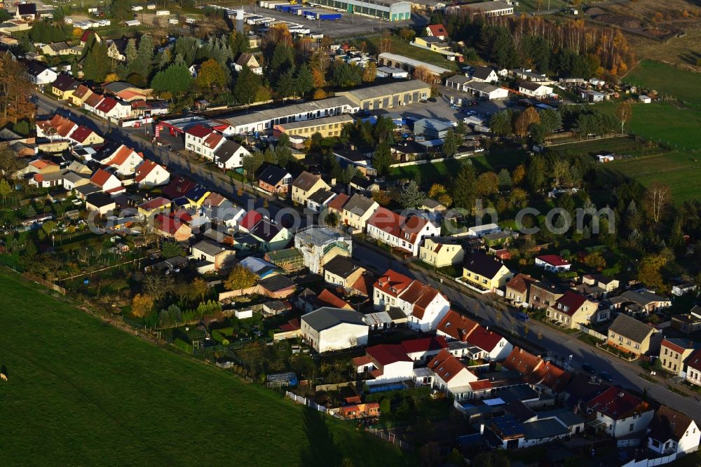 Wandlitz from the bird's eye view: Residential area with houses and gardens along the Schorfheidestrasse in the local district Zerpenschleuse in Wandlitz in Brandenburg. Furthermore, are in the background isolated industrial and commercial establishments