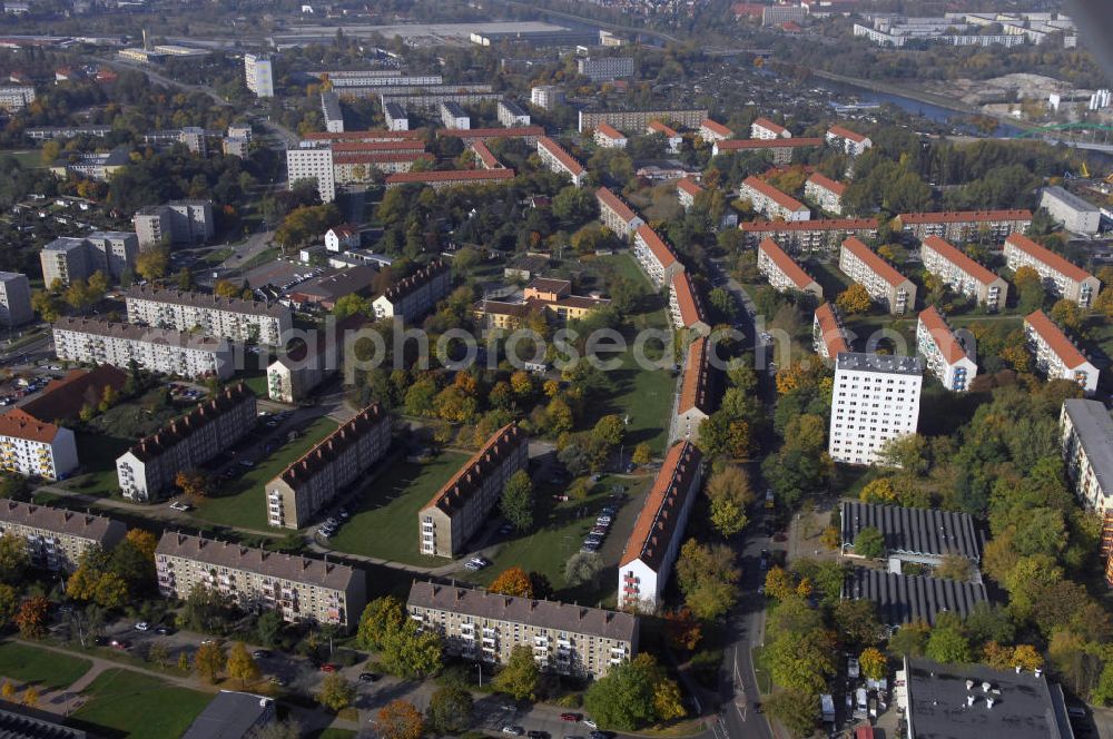 Brandenburg from the bird's eye view: Blick auf die Wohnsiedlung entlang der Werner-Seelenbinder-Straße in Brandenburg. Die Siedlung entstand im Zuge der Entwicklung Brandenburgs zur Industriestadt im letzten Drittel des 19. Jahrhunderts, wo kasernenartige Häuser für die Arbeiterfamilien entstanden.