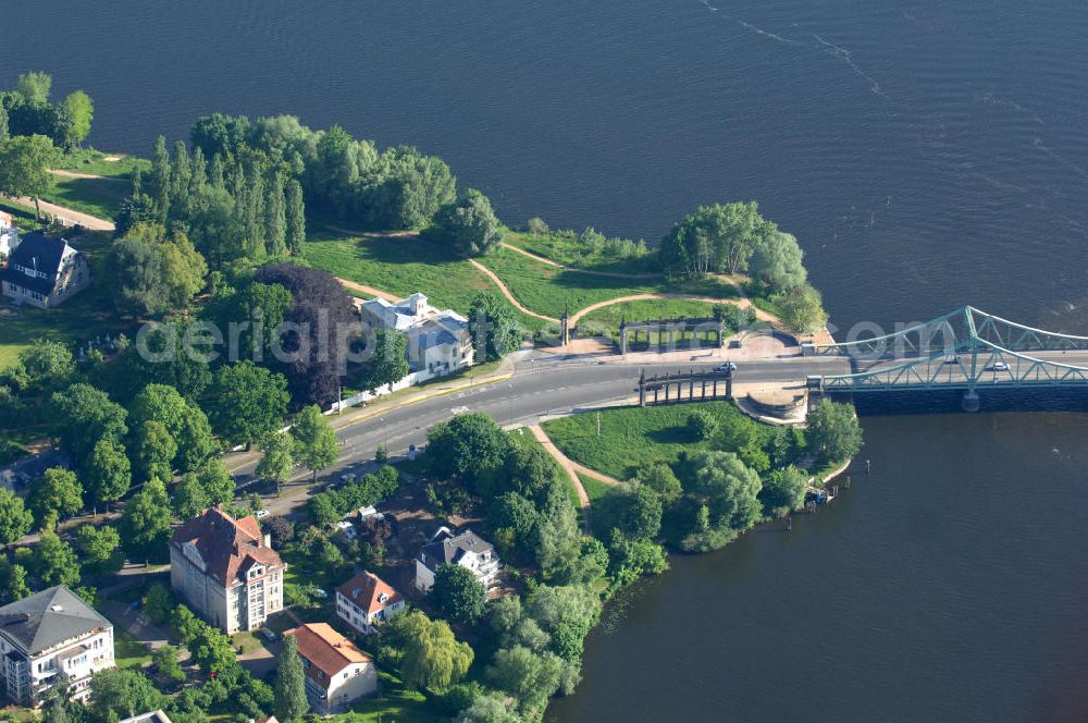 Aerial image Potsdam - Babelsberg - Blick auf die Wohnsiedlung Glienicker Horn der Berliner Vorstadt, am Ufer der Babelsberger Enge. Die Glienicker Brücke ist das Verbindungsglied zwischen der Berliner Vorstadt und dem Volkspark Klein Glienicke. View of the housing estate Glienicker Horn of the Berlin suburb, on the banks of the Babelsber strait. The Glienicker Brücke is the link between the Berlin suburb and the public park Little Glienicke