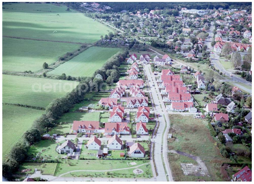 Graal-Müritz / Mecklenburg Vorpommern from the bird's eye view: Wohnsiedlung der HAWO KG in Graal - Müritz Mecklenburg Vorpommern / 27.09.02