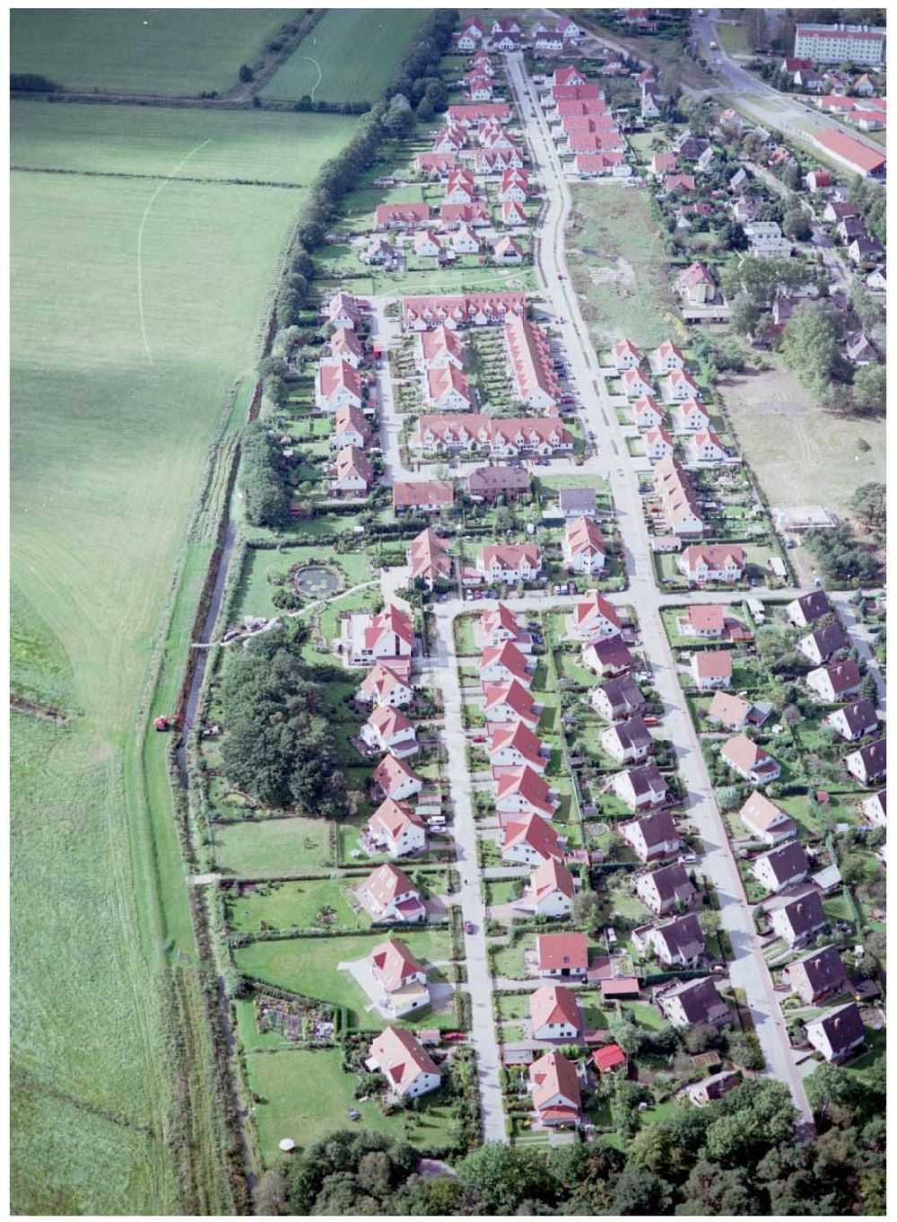 Graal-Müritz / Mecklenburg Vorpommern from the bird's eye view: Wohnsiedlung der HAWO KG in Graal - Müritz Mecklenburg Vorpommern / 27.09.02