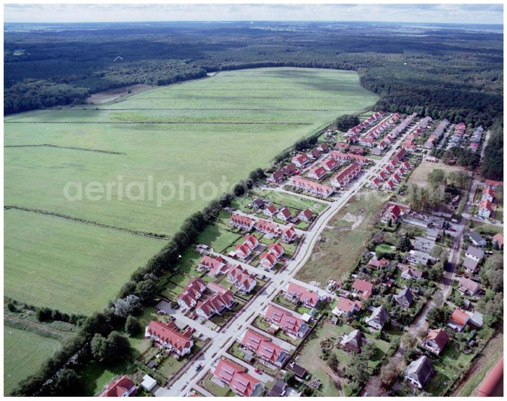 Graal-Müritz / Mecklenburg Vorpommern from the bird's eye view: Wohnsiedlung der HAWO KG in Graal - Müritz Mecklenburg Vorpommern / 27.09.02