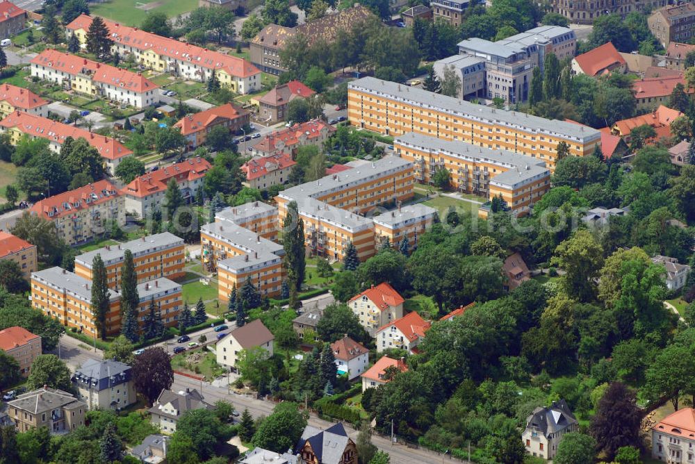 Dresden from the bird's eye view: Blick auf die Wohnsiedlung der Heimstättengesellschaft Sachsen im Ortsteil Strehlen. 1926/30 wurden zwischen Lockwitzer und Dohnaer Str. Wohnhäuser für die Heimstättengesellschaft Sachsen errichtet. Der Stadtteil Strehlen zählt zu den bevorzugten Wohngegenden der Dresdner. Die Siedlung schließt an den idyllischen dörflichen Kern Alt-Strehlens an und liegt wenige hundert Meter vom Park „Großer Garten“ entfernt.