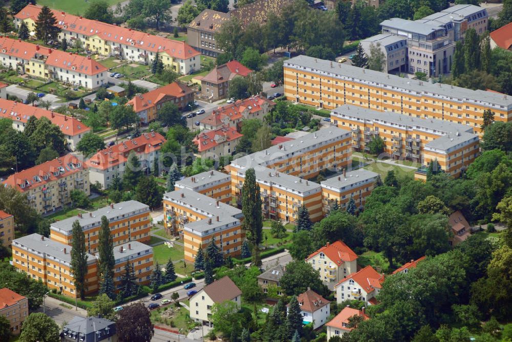 Aerial image Dresden - Blick auf die Wohnsiedlung der Heimstättengesellschaft Sachsen im Ortsteil Strehlen. 1926/30 wurden zwischen Lockwitzer und Dohnaer Str. Wohnhäuser für die Heimstättengesellschaft Sachsen errichtet. Der Stadtteil Strehlen zählt zu den bevorzugten Wohngegenden der Dresdner. Die Siedlung schließt an den idyllischen dörflichen Kern Alt-Strehlens an und liegt wenige hundert Meter vom Park „Großer Garten“ entfernt.