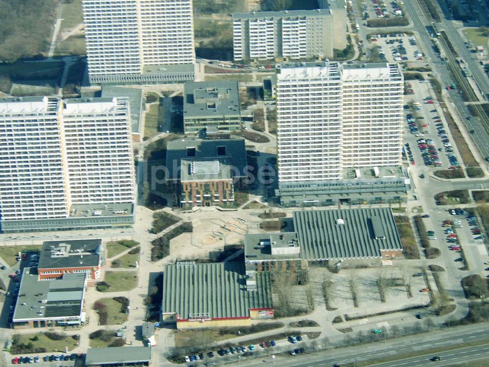 Aerial photograph Berlin - MAHRZAHN - Wohnsiedlung am Helene-Weigel-Platz mit Rathaus Marzahn. 16.03.03