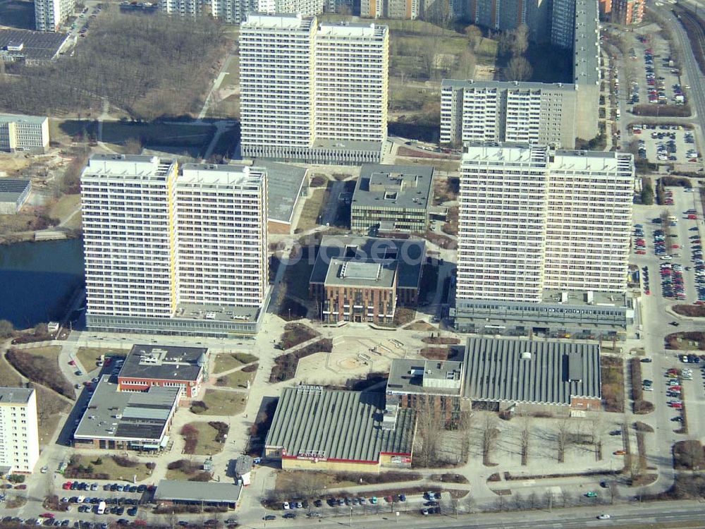 Berlin - MAHRZAHN from above - Wohnsiedlung am Helene-Weigel-Platz mit Rathaus Marzahn. 16.03.03