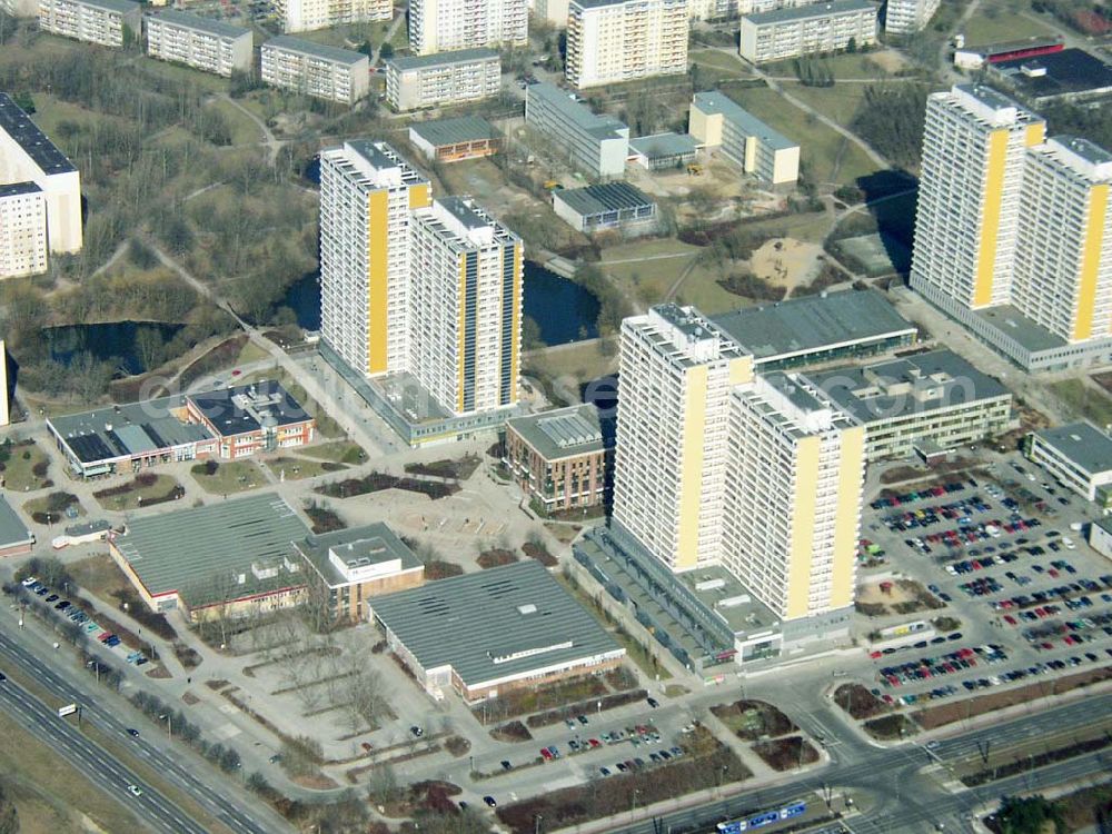 Aerial photograph Berlin - MAHRZAHN - Wohnsiedlung am Helene-Weigel-Platz mit Rathaus Marzahn. 16.03.03