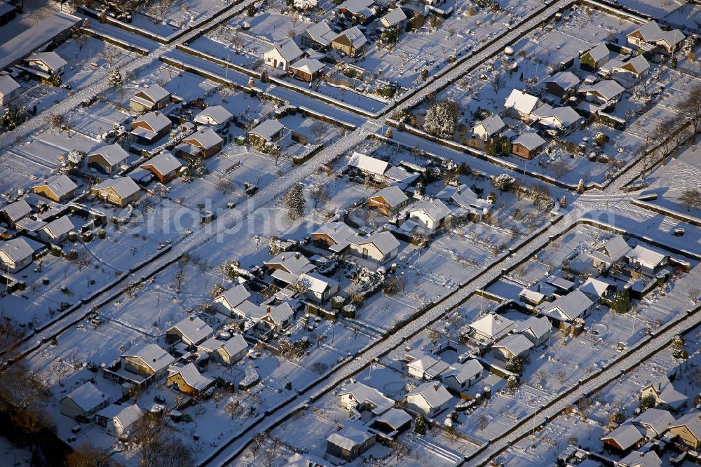 Herne from above - Die winterlich mit Schnee bedeckte Wohnsiedlung an der Straße des Bohrhammers in der Herne. The winterly with snow-covered residential area at the Strasse des Bohrhammers in Herne.