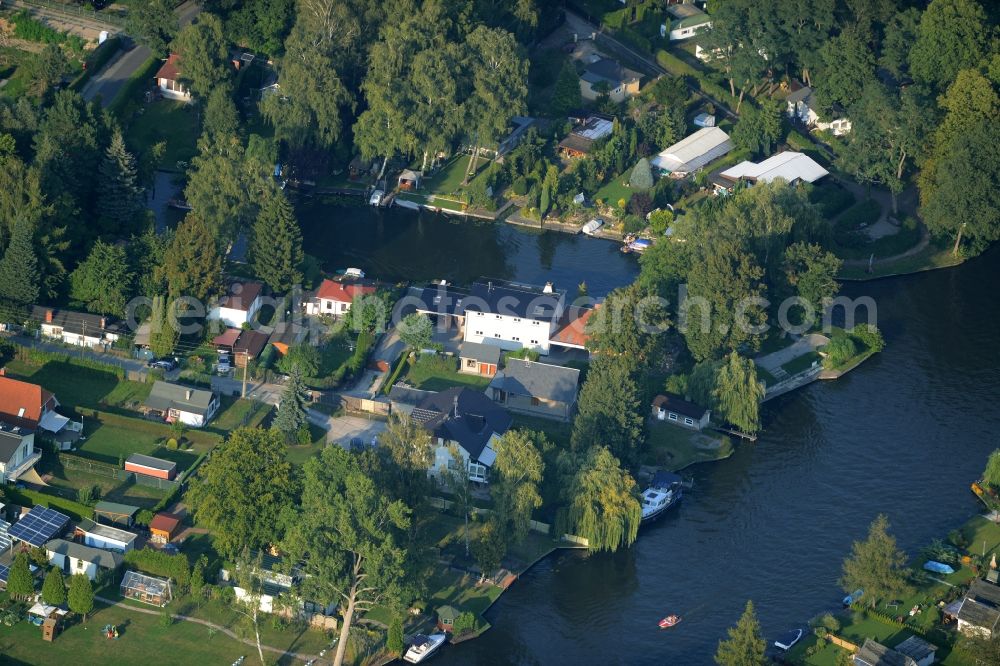 Aerial photograph Berlin - Residential houses and allotments on Mueggelspree river in the Hessenwinkel part of Berlin in Germany