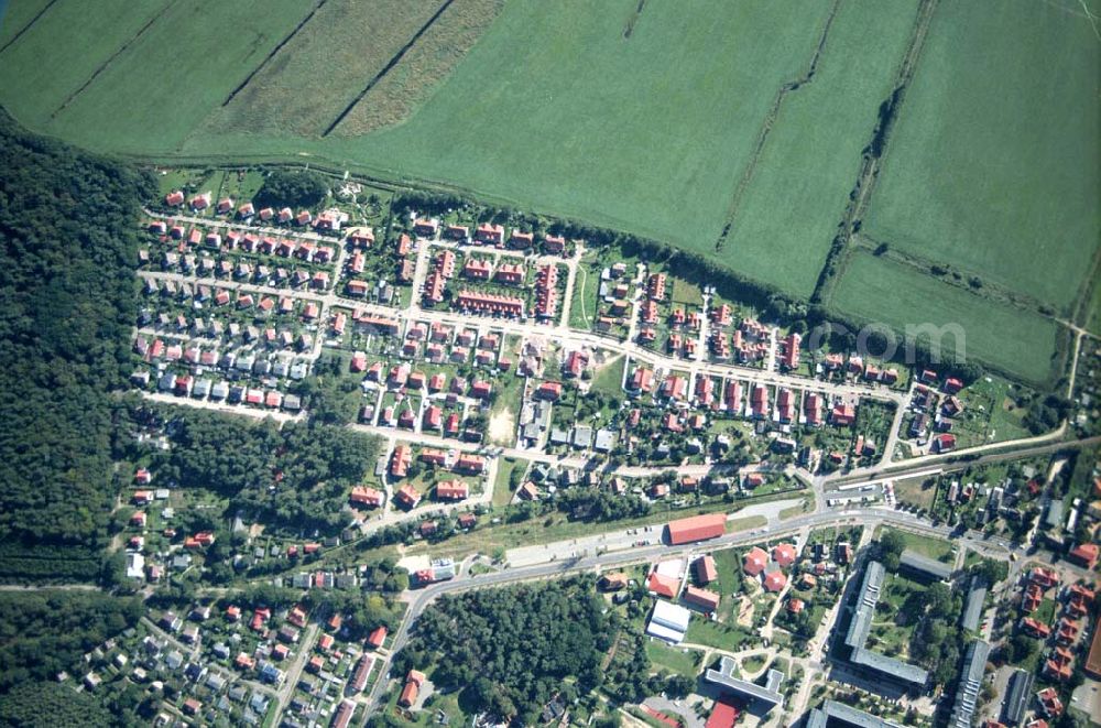 Graal-Müritz from the bird's eye view: Wohnsiedlung Koppenheide und das Bauland Eselswiese (neben Plattenbaukomplex) der HAWO KG in Graal-Müritz. Kontakt: HAWO GmbH Planen u. Bauen & Co. Bauträger KG, Löwenzahnweg 3, 18181 Graal-Müritz, Phone: 038206-706 0, Fax: 038206-706 66, E-Mail: info@hawo-immobilien.com,