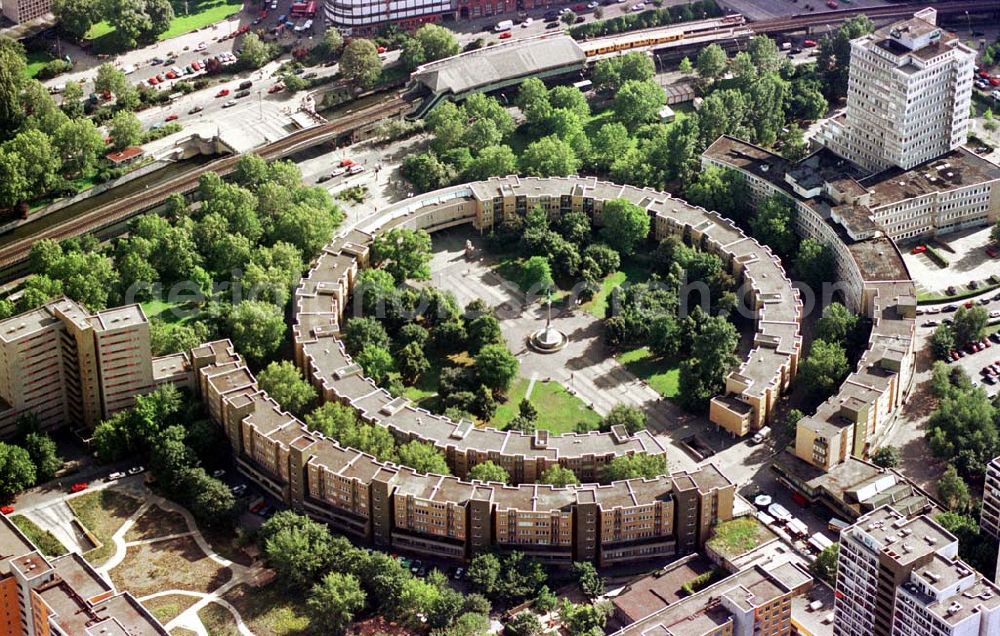 Berlin - Kreuzberg from the bird's eye view: Wohnsiedlung Mehringplatz in Berlin-Kreuzberg.