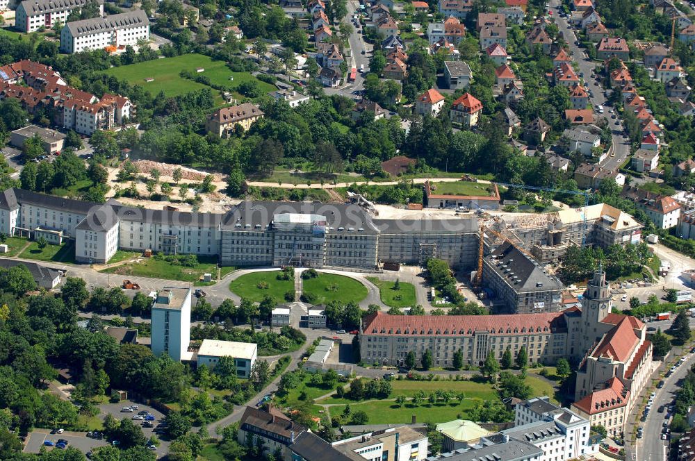 Würzburg from the bird's eye view: Das ehemalige US-Hospital am Mönchberg, Teil der neuen Wohnsiedlung Mönchberg Park, und das Pius-Seminar der Marainhiller Missionare. The former U.S. hospital at the Monchberg mountain, part of the new housing state Monchberg, and the seminar of Pius of Marainhill missionaries.