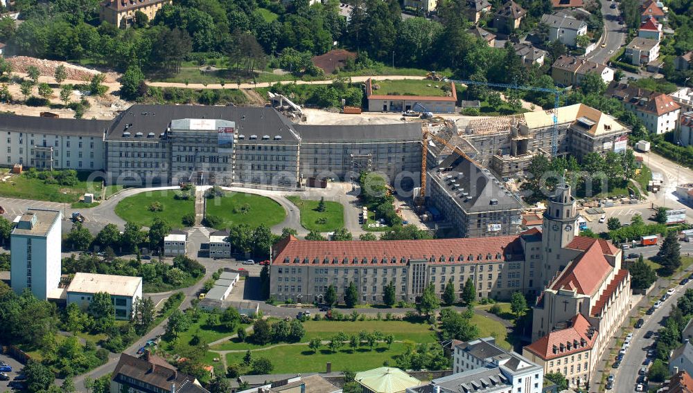 Aerial image Würzburg - Das ehemalige US-Hospital am Mönchberg, Teil der neuen Wohnsiedlung Mönchberg Park, und das Pius-Seminar der Marainhiller Missionare. The former U.S. hospital at the Monchberg mountain, part of the new housing state Monchberg, and the seminar of Pius of Marainhill missionaries.