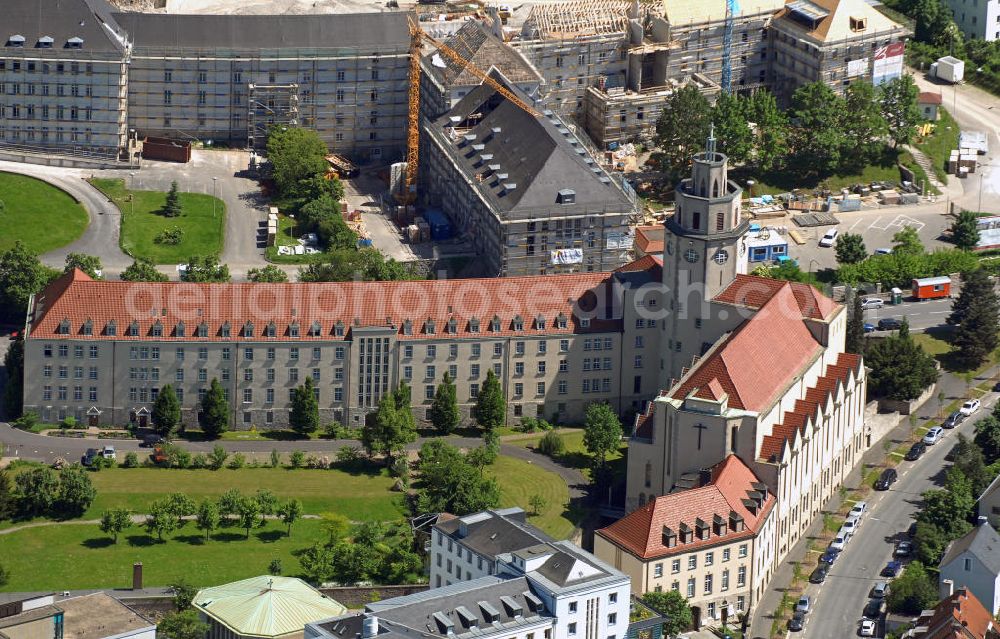 Aerial photograph Würzburg - Das ehemalige US-Hospital am Mönchberg, Teil der neuen Wohnsiedlung Mönchberg Park, und das Pius-Seminar der Marainhiller Missionare. The former U.S. hospital at the Monchberg mountain, part of the new housing state Monchberg, and the seminar of Pius of Marainhill missionaries.