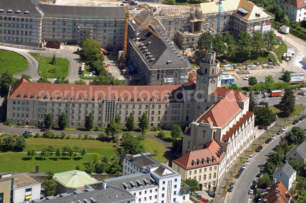 Würzburg from above - Das ehemalige US-Hospital am Mönchberg, Teil der neuen Wohnsiedlung Mönchberg Park, und das Pius-Seminar der Marainhiller Missionare. The former U.S. hospital at the Monchberg mountain, part of the new housing state Monchberg, and the seminar of Pius of Marainhill missionaries.