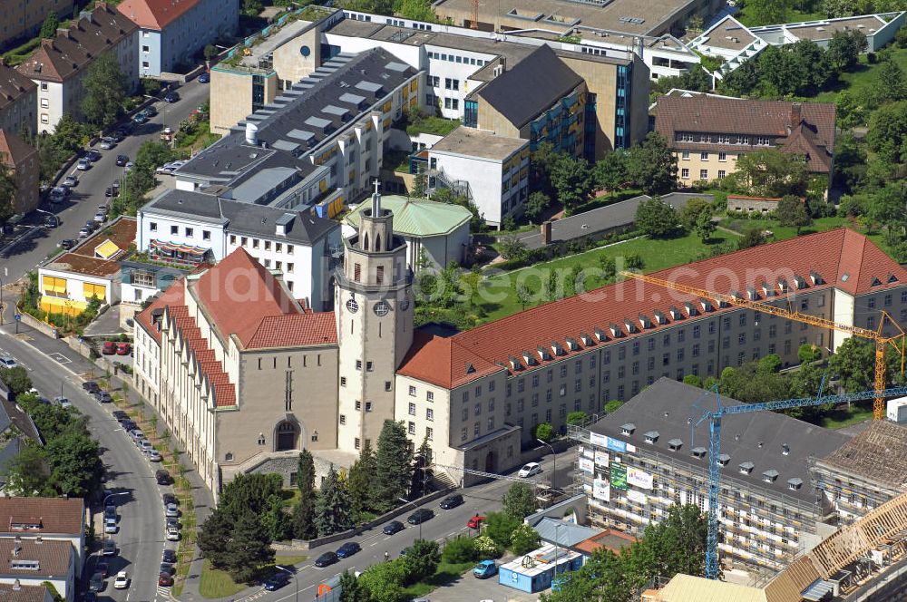 Würzburg from the bird's eye view: Das ehemalige US-Hospital am Mönchberg, Teil der neuen Wohnsiedlung Mönchberg Park, und das Pius-Seminar der Marainhiller Missionare. The former U.S. hospital at the Monchberg mountain, part of the new housing state Monchberg, and the seminar of Pius of Marainhill missionaries.