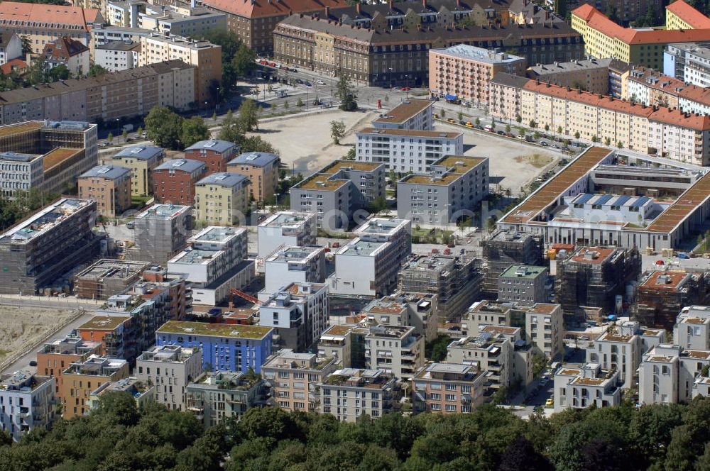 Aerial image München - Entstehung vom neuen Münchner Stadtquartier Theresienhöhe. Auf dem 47,1 ha großen ehemaligen Messegelände am Rand der Innenstadt sollen in einer Mischung aus Kern- und Wohngebiet ca. 4000 bis 5000 Arbeitsplätze, 1400 Wohnungen, Schule, Kita, Grünflächen u.a. entstehen. Informationen zum Gesamtprojekt Realisierungswettbewerbe: Susanne Bäumler, Tel.: 089/23322083, Fax: 089/23326410, susanne.baeumler@muenchen.de,